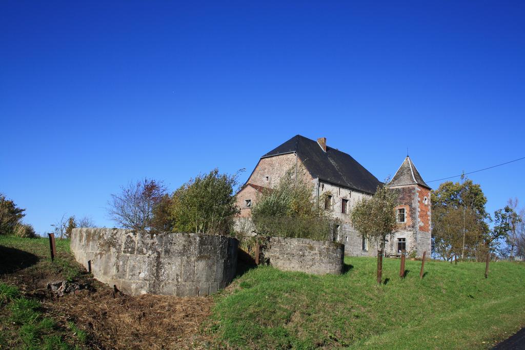 A L'Ombre Du Clocher Montbliart Luaran gambar